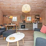 4 Person In Hemmet